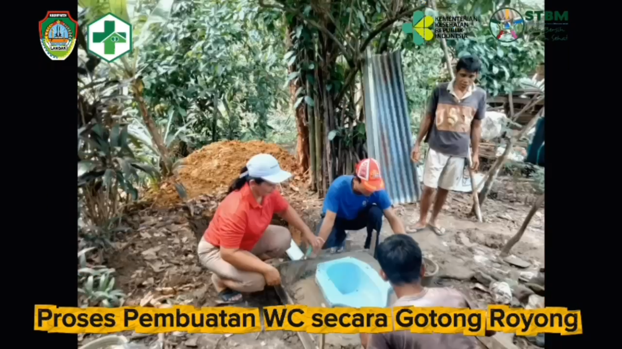 Proses Pembuatan WC secara Gotong Royong