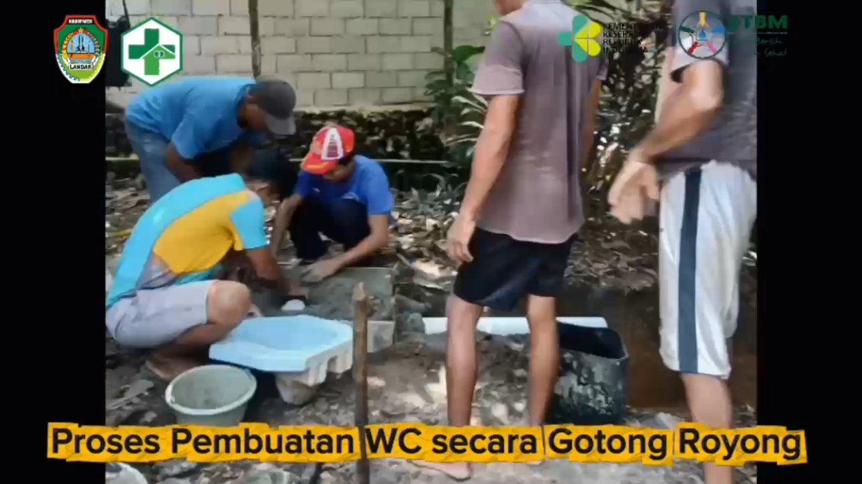 Proses Pembuatan WC secara Gotong Royong