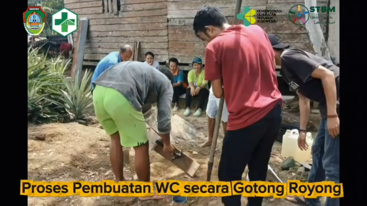 Proses Pembuatan WC secara Gotong Royong